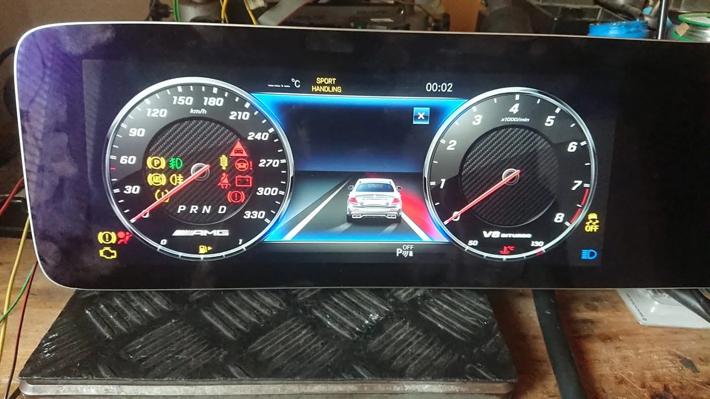 Digitales Mercedes-Kombiinstrument in der Werkstatt von TDM-Fahrzeugtechnik
