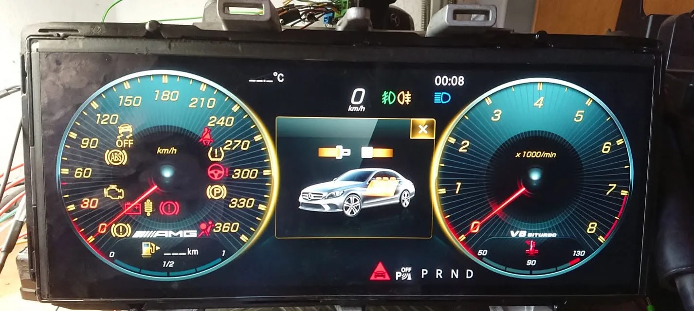 Full-LCD-Kombiinstrument auf einer Werkbank bei TDM-Fahrzeugtechnik