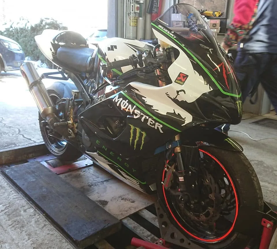 Suzuki-Motorrad in der Werkstatt von TDM-Fahrzeugtechnik